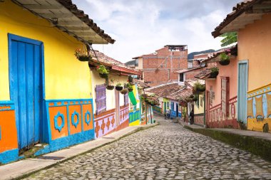 Guatape, Kolombiya - 11 Ekim 2016: Renkli sokakları ve dekor