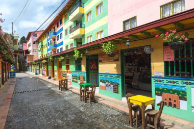 Guatape, Kolombiya - 11 Ekim 2016: Renkli sokakları ve dekor
