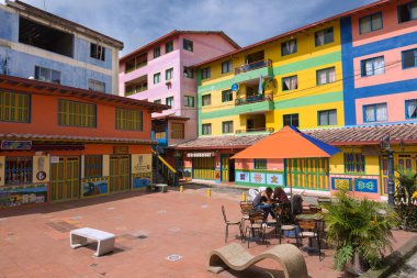 Guatape, Kolombiya - 11 Ekim 2016: Renkli sokakları ve dekor