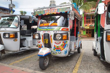 Guatape, Kolombiya - 11 Ekim 2016: Moto taksi üzerinde renkli 