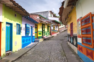 Guatape, Kolombiya - 11 Ekim 2016: Renkli sokakları ve dekor