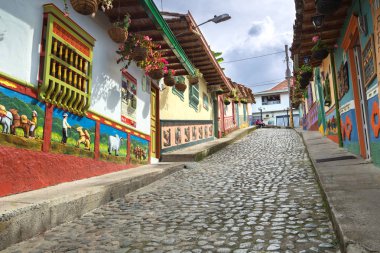 Guatape, Kolombiya - 11 Ekim 2016: Renkli sokakları ve dekor