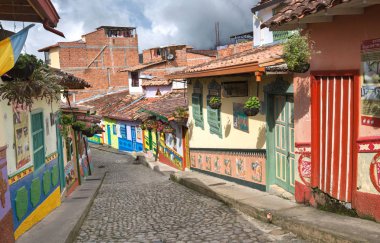Guatape, Kolombiya - 11 Ekim 2016: Renkli sokakları ve dekor