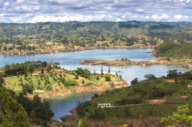 Rock El Penol şehir, Guatape, Antioquia görüntülemek 