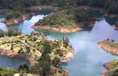 Rock El Penol şehir, Guatape, Antioquia görüntülemek 