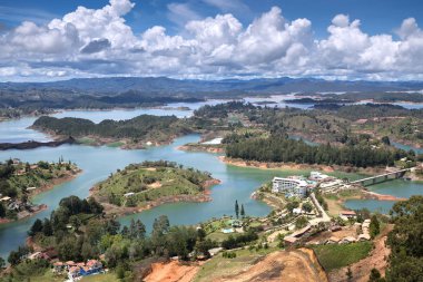 Rock El Penol şehir, Guatape, Antioquia görüntülemek 