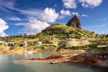 Rock El Penol görünümünü Guatape şehir içinde Antioquia yakınındaki
