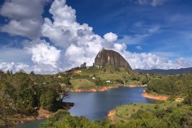 Rock El Penol görünümünü Guatape şehir içinde Antioquia yakınındaki