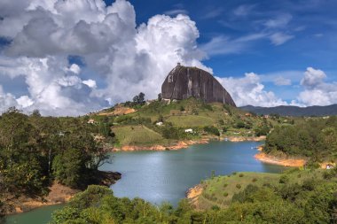 Rock El Penol görünümünü Guatape şehir içinde Antioquia yakınındaki