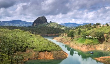 Rock El Penol görünümünü Guatape şehir içinde Antioquia yakınındaki