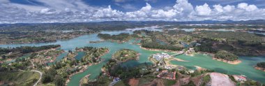Rock El Penol şehir, Guatape, Antioquia görüntülemek 