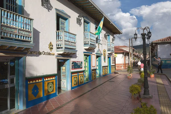 Guatape, Kolumbia - október 11, 2016: Színes utcák és dekoráció — Stock Fotó