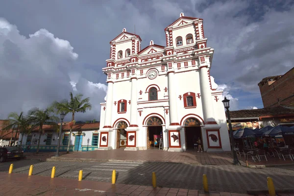 GUATAPE, COLOMBIA - 11 октября 2016 года: красочные улицы и декор — стоковое фото