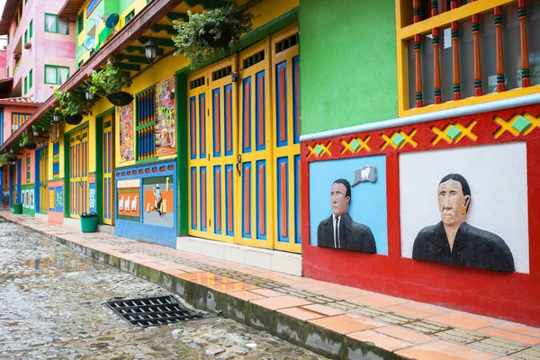 GUATAPE, COLOMBIA - 11 DE OCTUBRE DE 2016: Calles coloridas y decoración —  Fotos de Stock