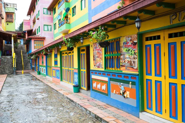 GUATAPE, COLÔMBIA - OUTUBRO 11, 2016: ruas coloridas e decoração — Fotografia de Stock