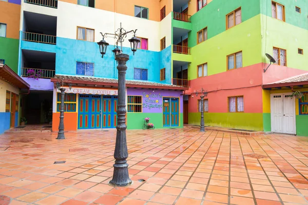 GUATAPE, COLOMBIA - 11 DE OCTUBRE DE 2016: Calles coloridas y decoración — Foto de Stock