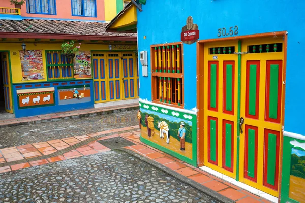 GUATAPE, COLOMBIA - 11 DE OCTUBRE DE 2016: Calles coloridas y decoración —  Fotos de Stock
