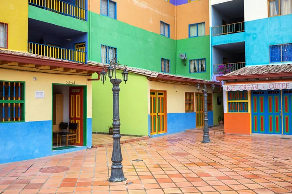 GUATAPE, COLOMBIE - 11 OCTOBRE 2016 : Rues et décors colorés — Photo