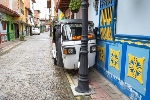 Guatape, Kolumbia - október 11, 2016: Moto taxi a színes — Stock Fotó