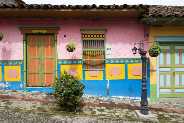 GUATAPE, COLOMBIA - 11 октября 2016 года: красочные улицы и декор — стоковое фото