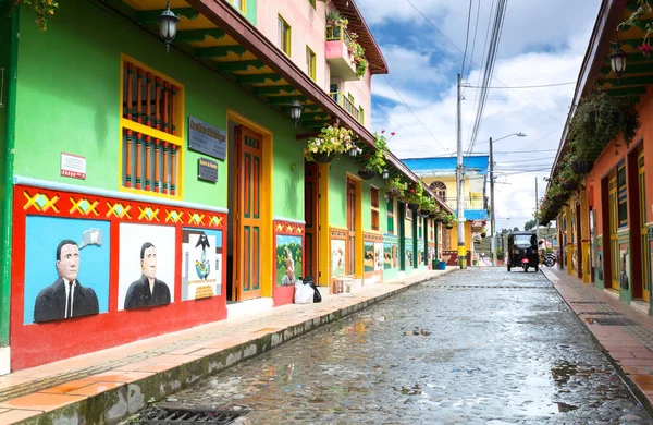 GUATAPE, COLÔMBIA - OUTUBRO 11, 2016: ruas coloridas e decoração — Fotografia de Stock