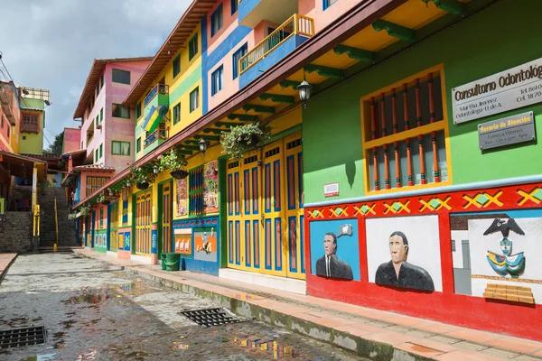 Guatapé, Colombia - 11 oktober 2016: Färgglada gator och inredning — Stockfoto