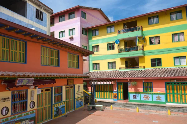 GUATAPE, COLOMBIA - OCTOBER 11, 2016: Colorful streets and decor — Stock Photo, Image