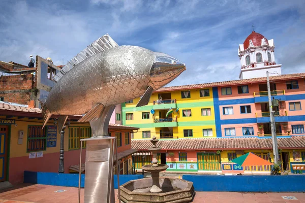 GUATAPE, COLOMBIA - OCTOBER 11, 2016: Colorful streets and decor — Stock Photo, Image