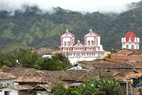 GUATAPE, COLÔMBIA - OUTUBRO 11, 2016: ruas coloridas e decoração — Fotografia de Stock