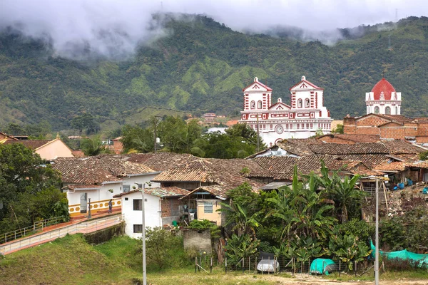 GUATAPE, COLOMBIA - 11 DE OCTUBRE DE 2016: Calles coloridas y decoración —  Fotos de Stock