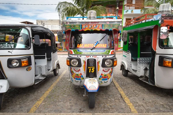 GUATAPE, COLOMBIA 11 ตุลาคม ค.ศ. 2016: รถแท็กซี่โมโตบนสีสัน — ภาพถ่ายสต็อก