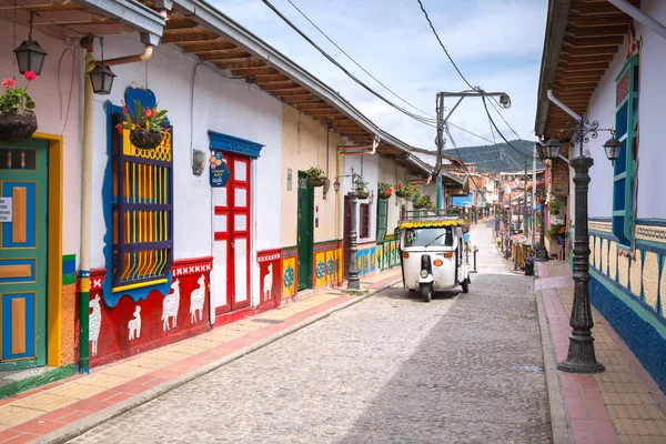 GUATAPE, COLOMBIA - 11 DE OCTUBRE DE 2016: Calles coloridas y decoración —  Fotos de Stock