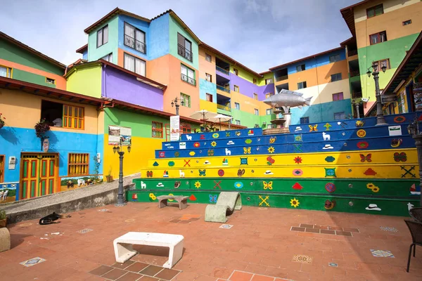 Guatapé, Colombia - 11 oktober 2016: Färgglada gator och inredning — Stockfoto