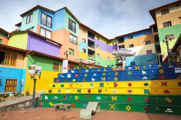 GUATAPE, COLOMBIA - 11 DE OCTUBRE DE 2016: Calles coloridas y decoración —  Fotos de Stock