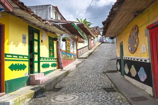 GUATAPE, COLOMBIA - 11 DE OCTUBRE DE 2016: Calles coloridas y decoración —  Fotos de Stock