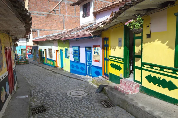 GUATAPE, COLOMBIA - 11 DE OCTUBRE DE 2016: Calles coloridas y decoración —  Fotos de Stock