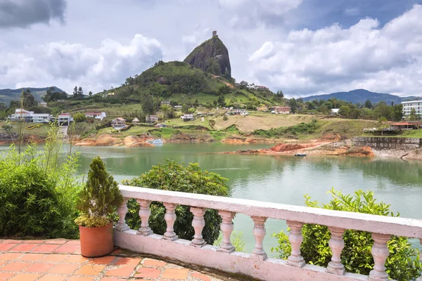 Vista de La Roca El Penol cerca del pueblo de Guatape, Antioquia en —  Fotos de Stock
