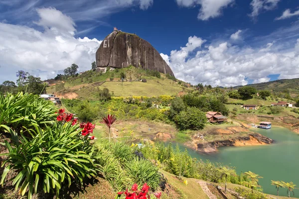 Blick auf den Felsen el penol in der Nähe der Stadt Guatape, Antioquia in — Stockfoto