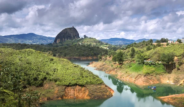 Rock El Penol görünümünü Guatape şehir içinde Antioquia yakınındaki
