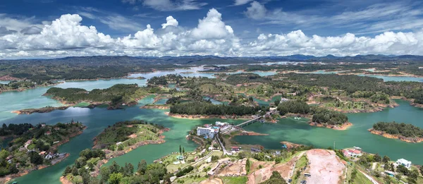 Uitzicht vanaf de rots El Penol in de buurt van de stad van Guatape, Antioquia — Stockfoto