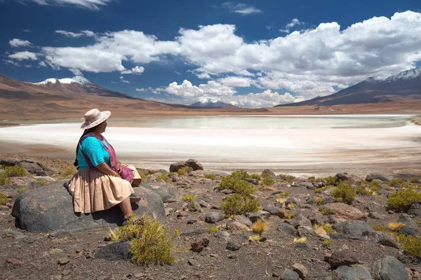 Femme bolivienne en costume traditionnel sur un lagon de haute altitude — Photo