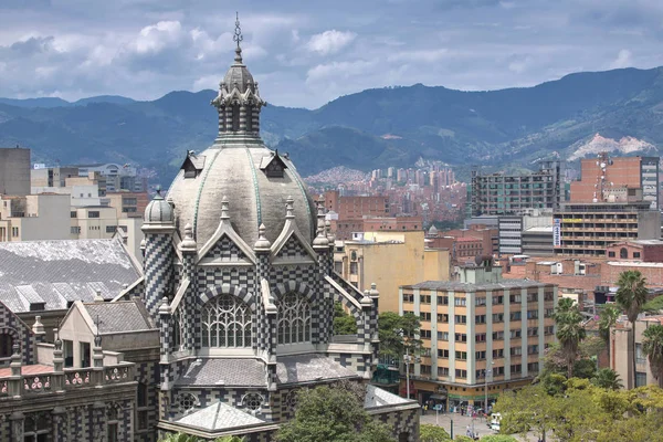 Medellín, Kolumbia - 2016. október 06.: kilátás nyílik a belvárosra Medellin, — Stock Fotó