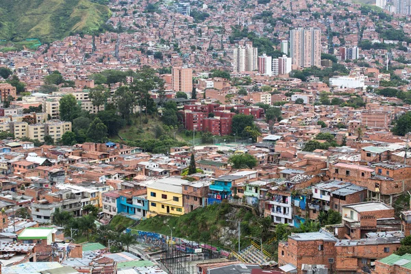 Edellin, Colombia, 08 oktober 2016: gemeente 13, voormalige sloppenwijk en — Stockfoto