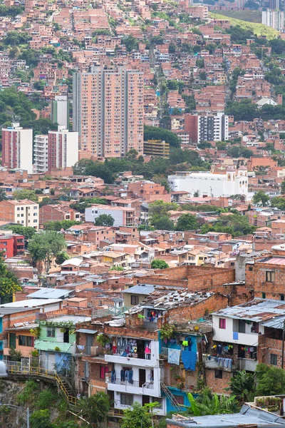 Edellin, Kolumbia, 08 października 2016: 13 i gmina, byłego slumsów i — Zdjęcie stockowe