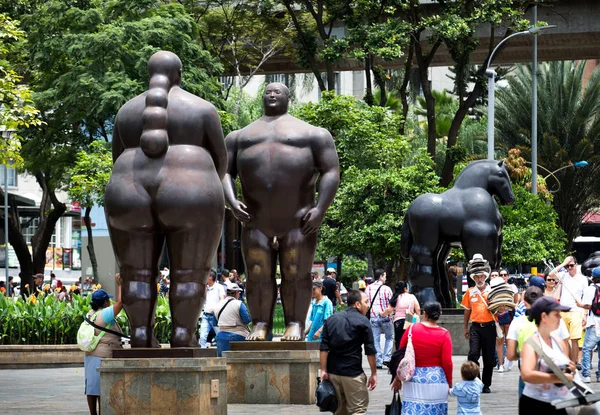 MEDELLIN, ANTOQUIA, COLOMBIA - 09 OCTUBRE 2016: Botero Plaza. Sc — Stockfoto