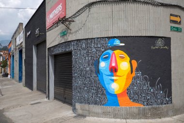 Medellin, Kolombiya, 09 Ekim 2016: Graffiti ve çağdaş bir
