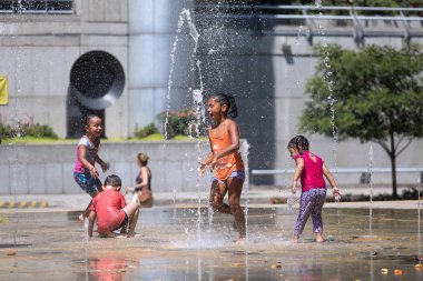 Medellin, Kolombiya - 05 Şubat 2017: çocuk tr yalınayak