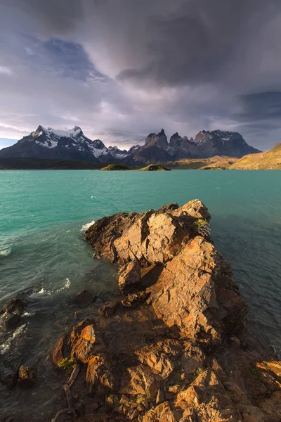 Pehoe 湖，托雷斯德尔 · 潘恩国家公园，智利 — 图库照片