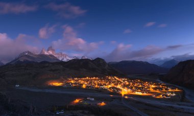 Mont güneş doğarken Fitz Roy, El Chalten, Patagonia, Arjantin