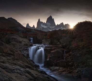 Sunset bulvarında Mount Fitz Roy, Patagonia, Arjantin